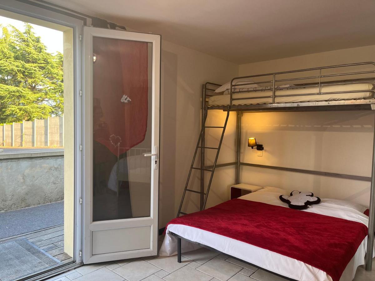 Chambres D'Hotes Poirier Bazin Montry Экстерьер фото
